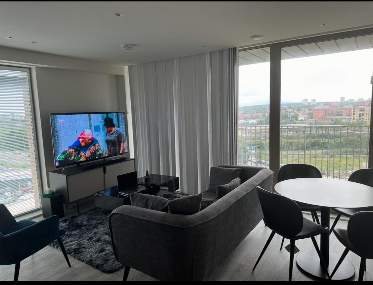 Away Luxury Two Bedroom Shared With En-suite And A Private Bathroom *