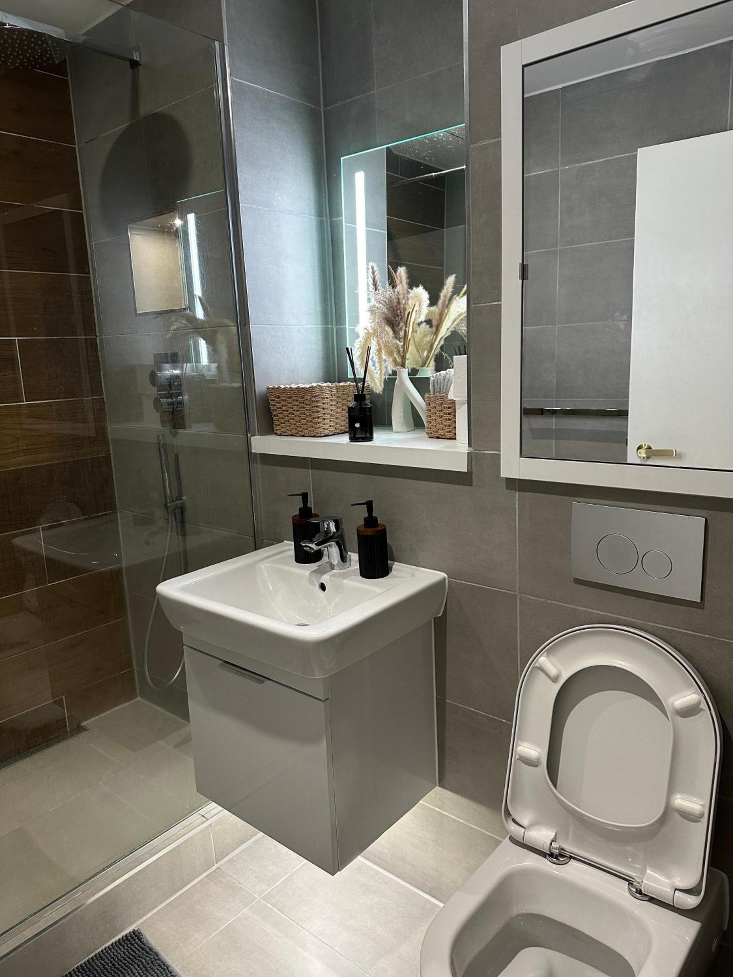 Homestay Away Luxury Two Bedroom Shared With En-suite And A Private Bathroom