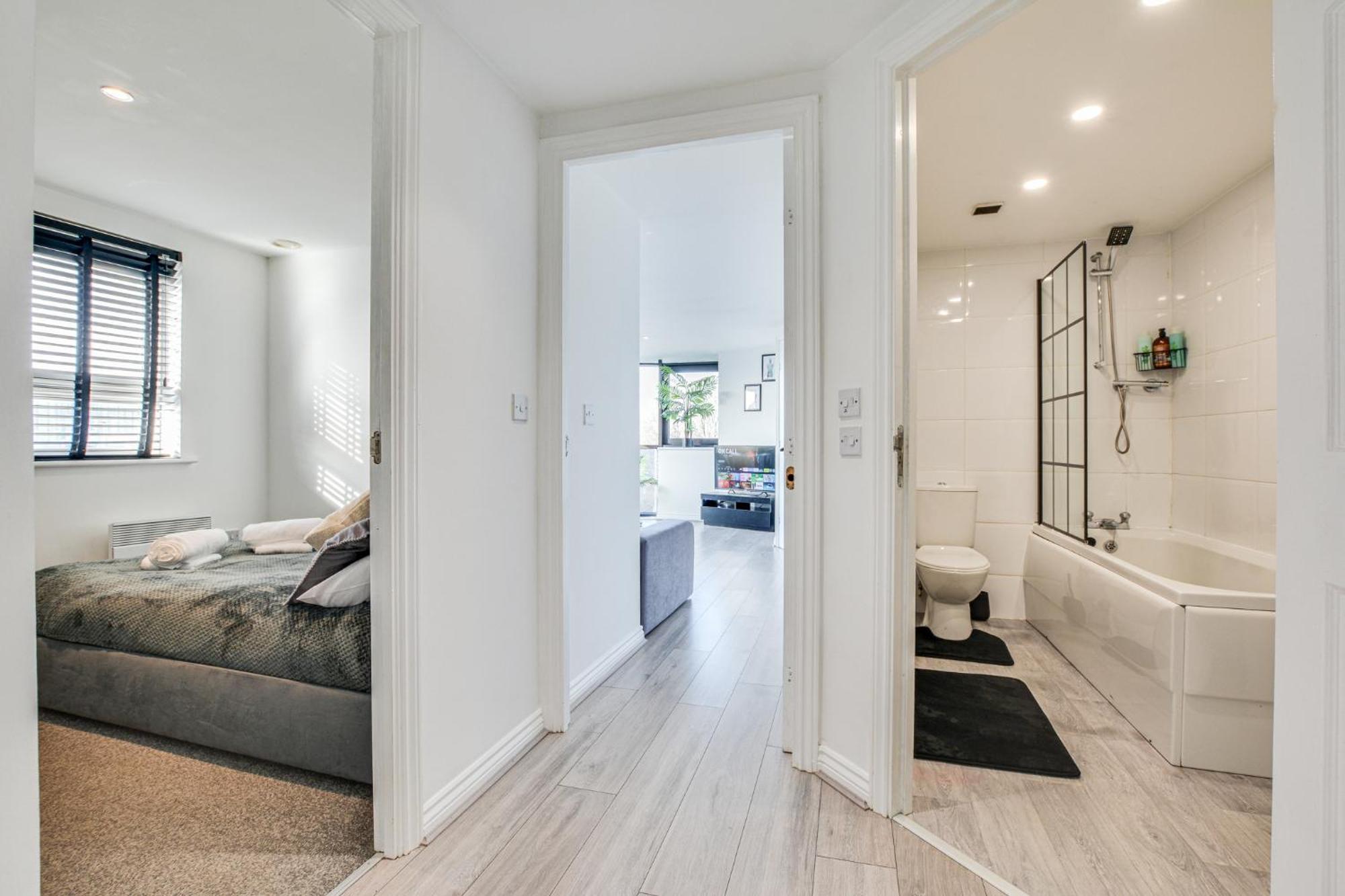 New Stylish Free Parking Sleeps 5 Or 6 Manchester