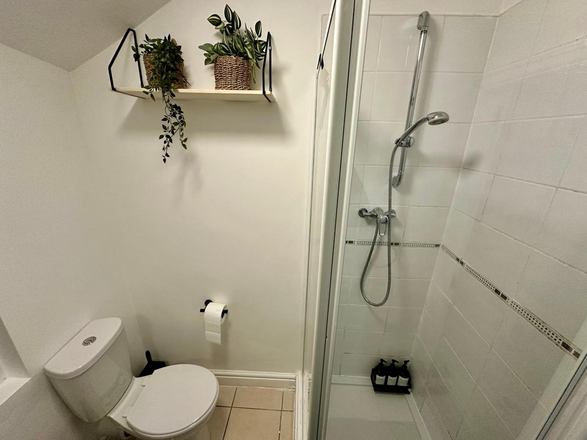 Apartment Stylish Old Trafford 2br Apartment, Free Parking, Near Stadium & Centre *