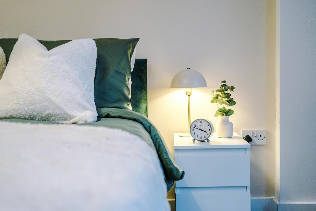 Apartment Cosy 1bedroom With Balcony, Sleeps 3, Prime Location, Long Term Disc *