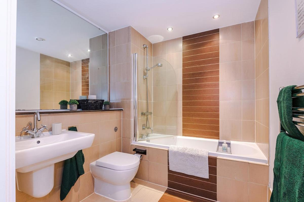Cosy 1bedroom With Balcony, Sleeps 3, Prime Location, Long Term Disc * Manchester