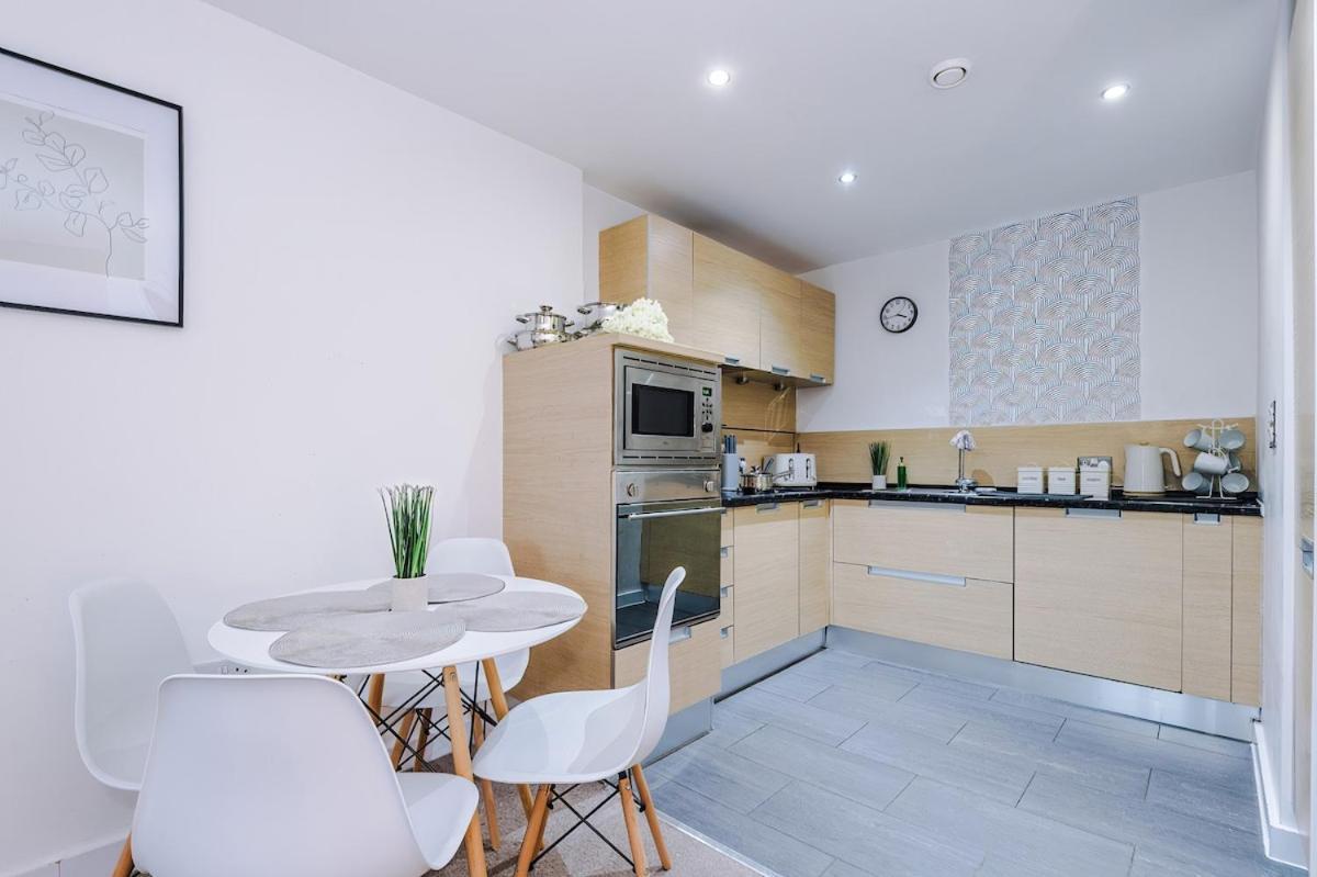 Apartment Cosy 1bedroom With Balcony, Sleeps 3, Prime Location, Long Term Disc *