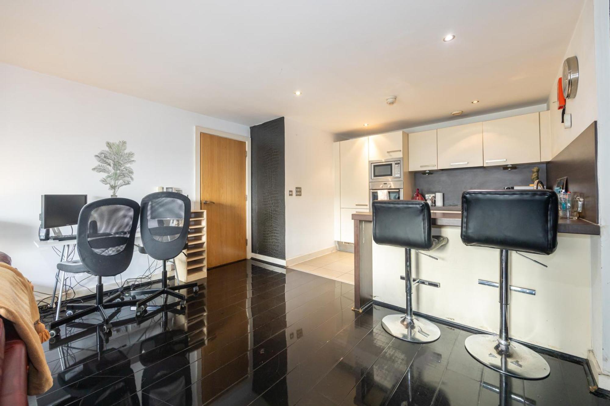 Apartment Stylish With Balcony & Views *