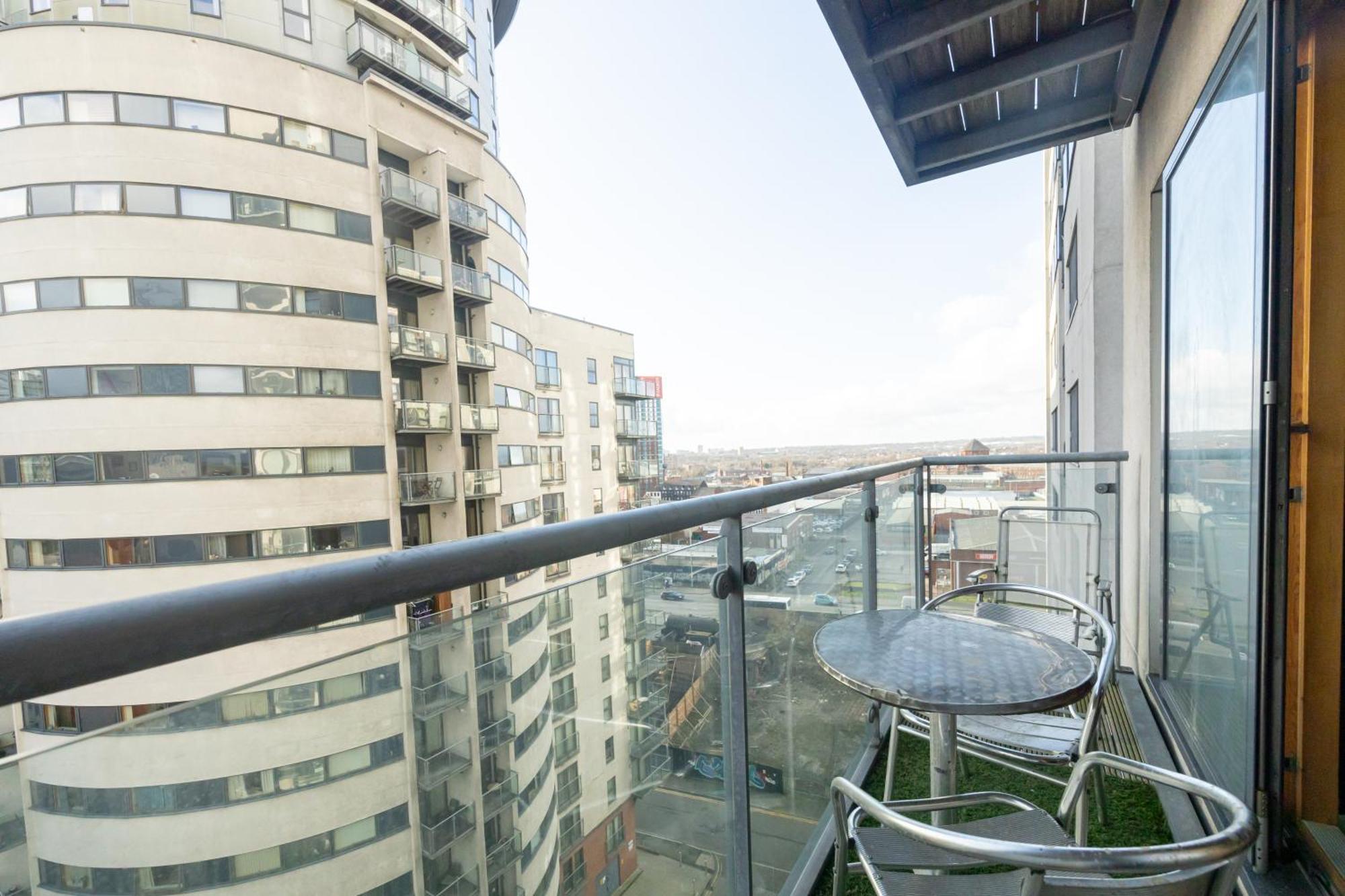 Stylish With Balcony & Views Apartment Manchester