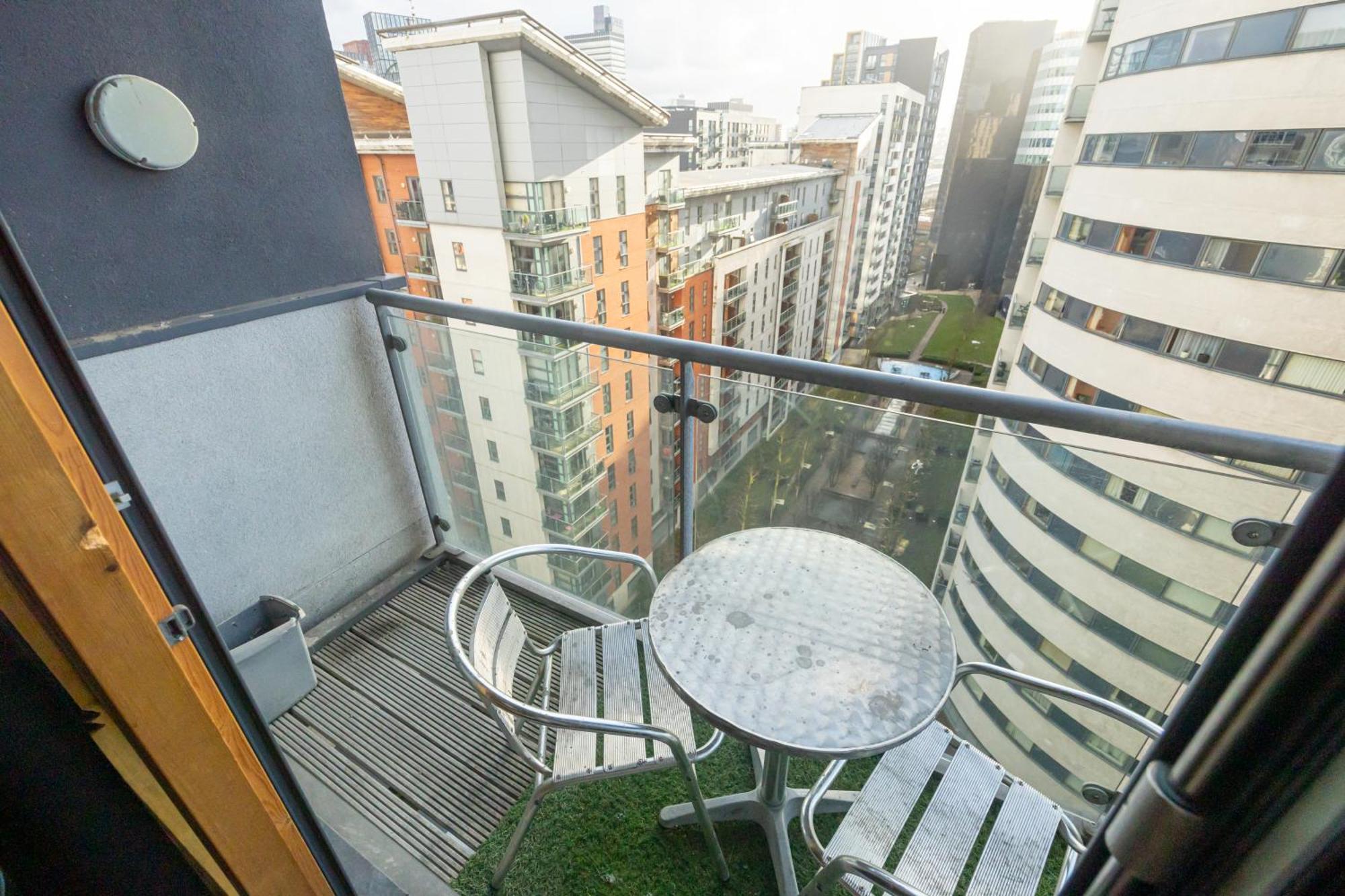 Stylish With Balcony & Views *