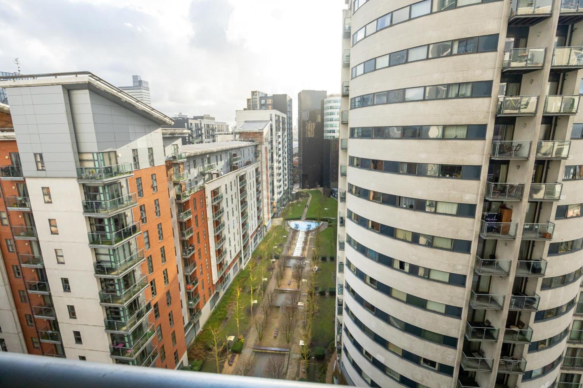 Apartment Stylish With Balcony & Views *
