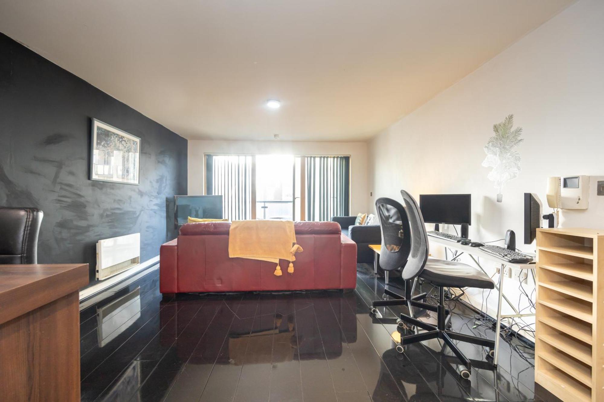 Apartment Stylish With Balcony & Views *