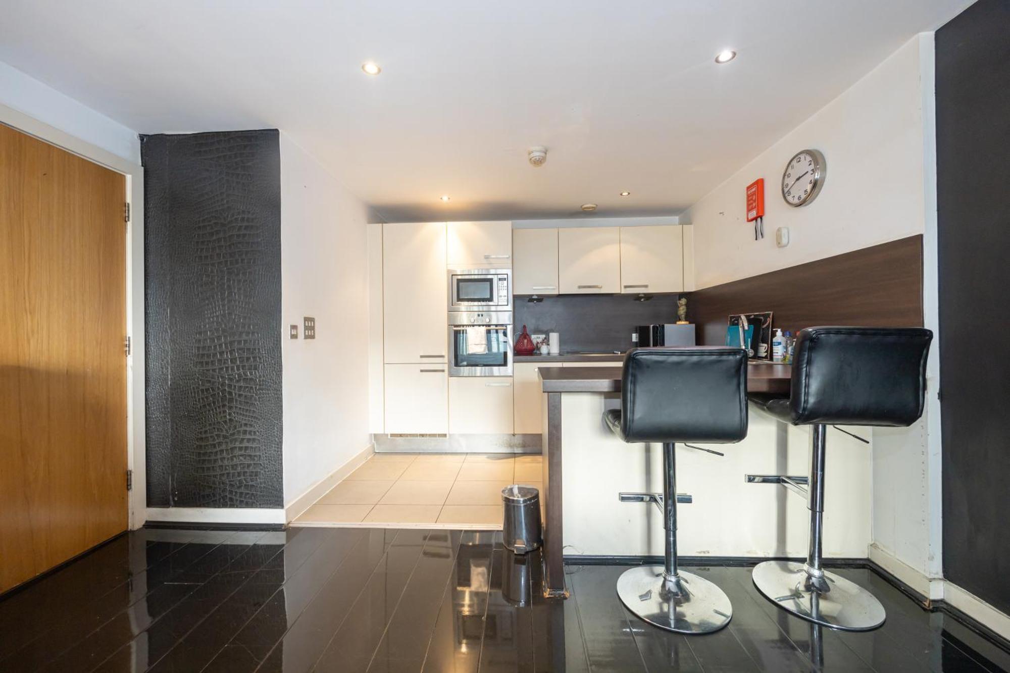 Stylish With Balcony & Views Apartment
