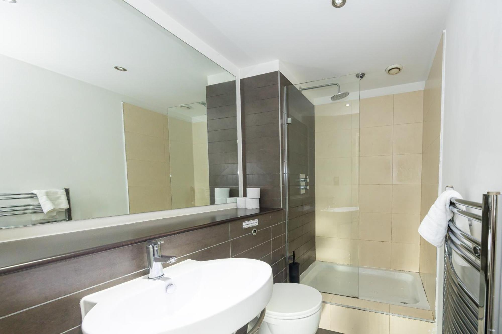 Stylish With Balcony & Views Manchester