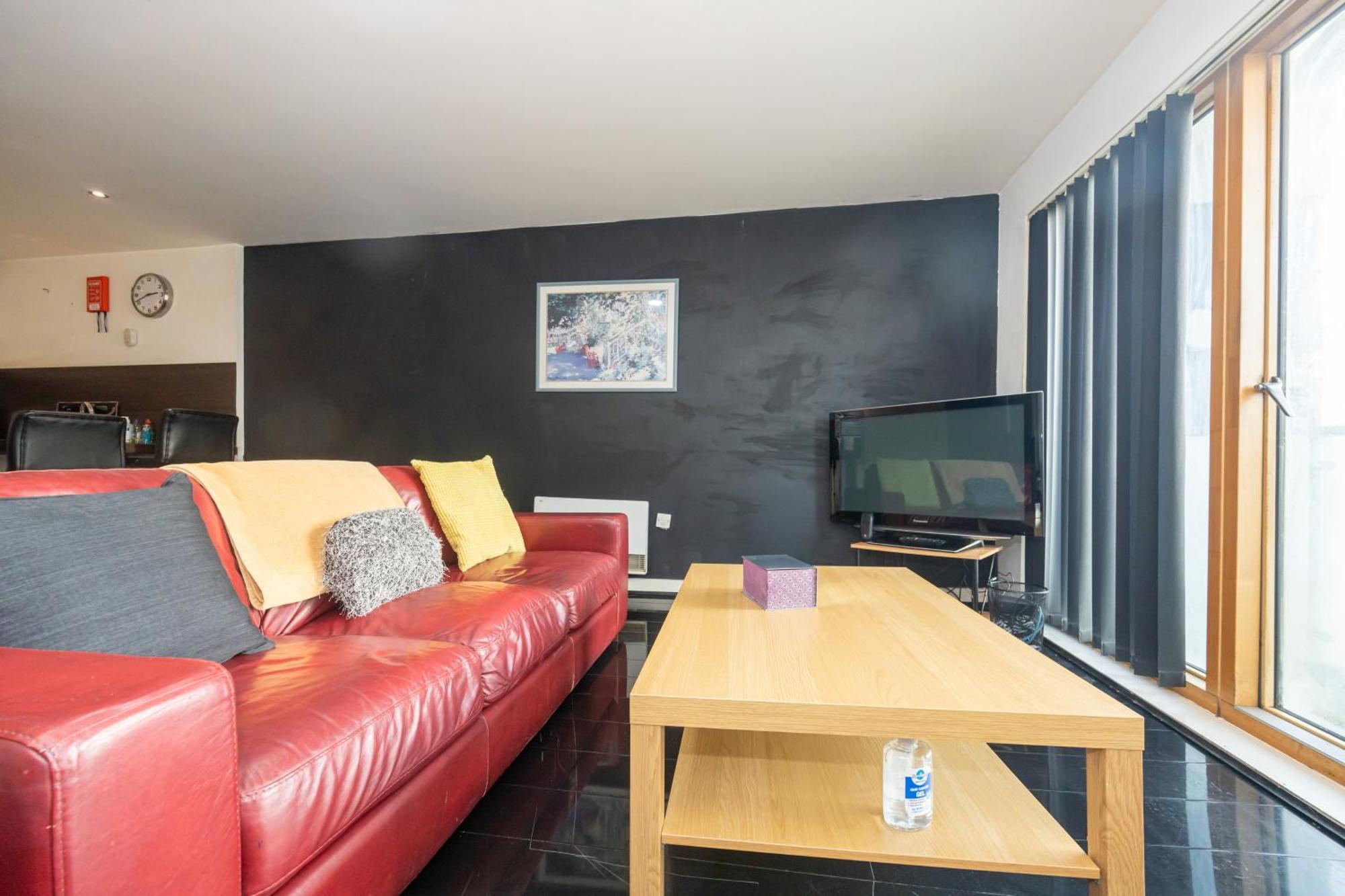 Apartment Stylish With Balcony & Views *