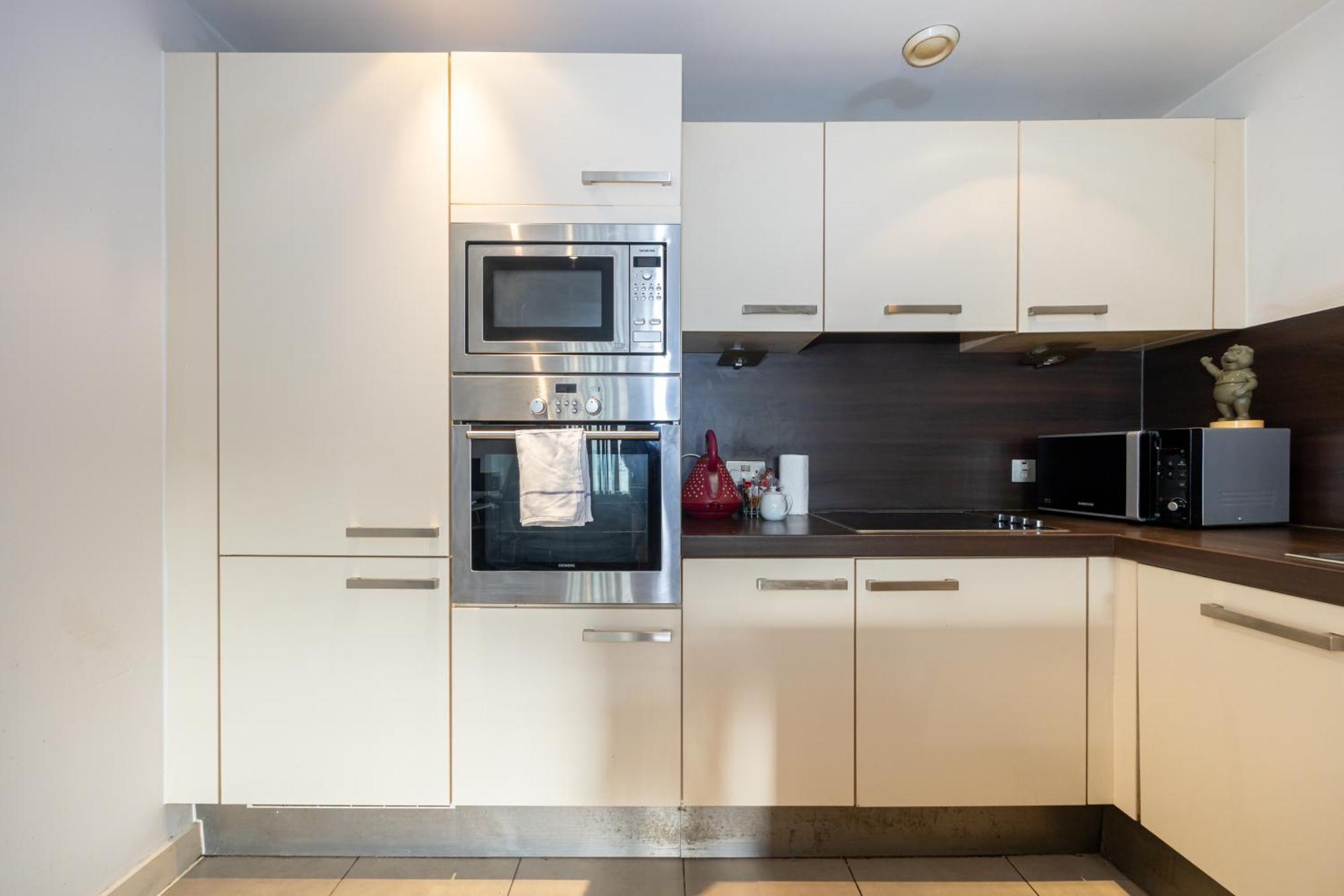 Apartment Stylish With Balcony & Views *