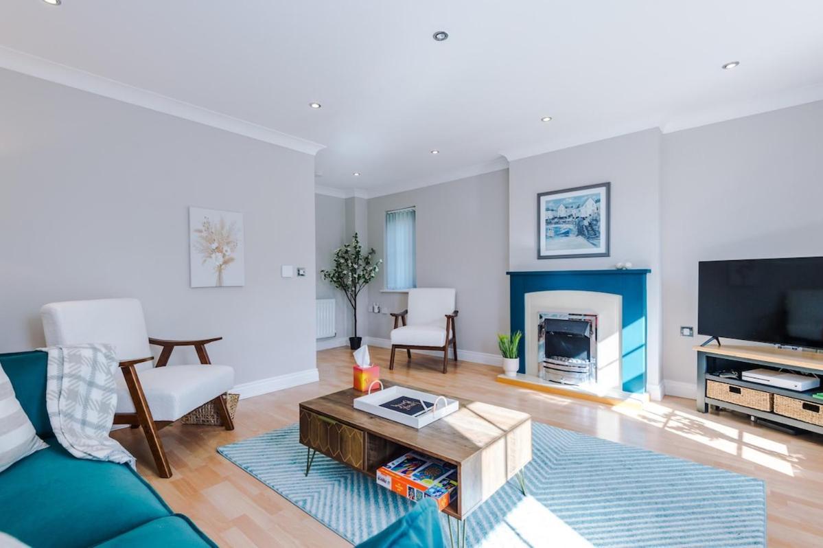 Charming Townhome Retreat, Close To Holiday home Manchester