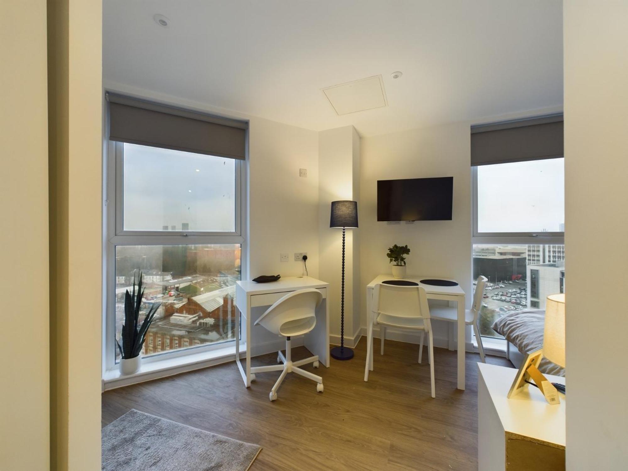 Stylish Type In Cheltenham Apartment *