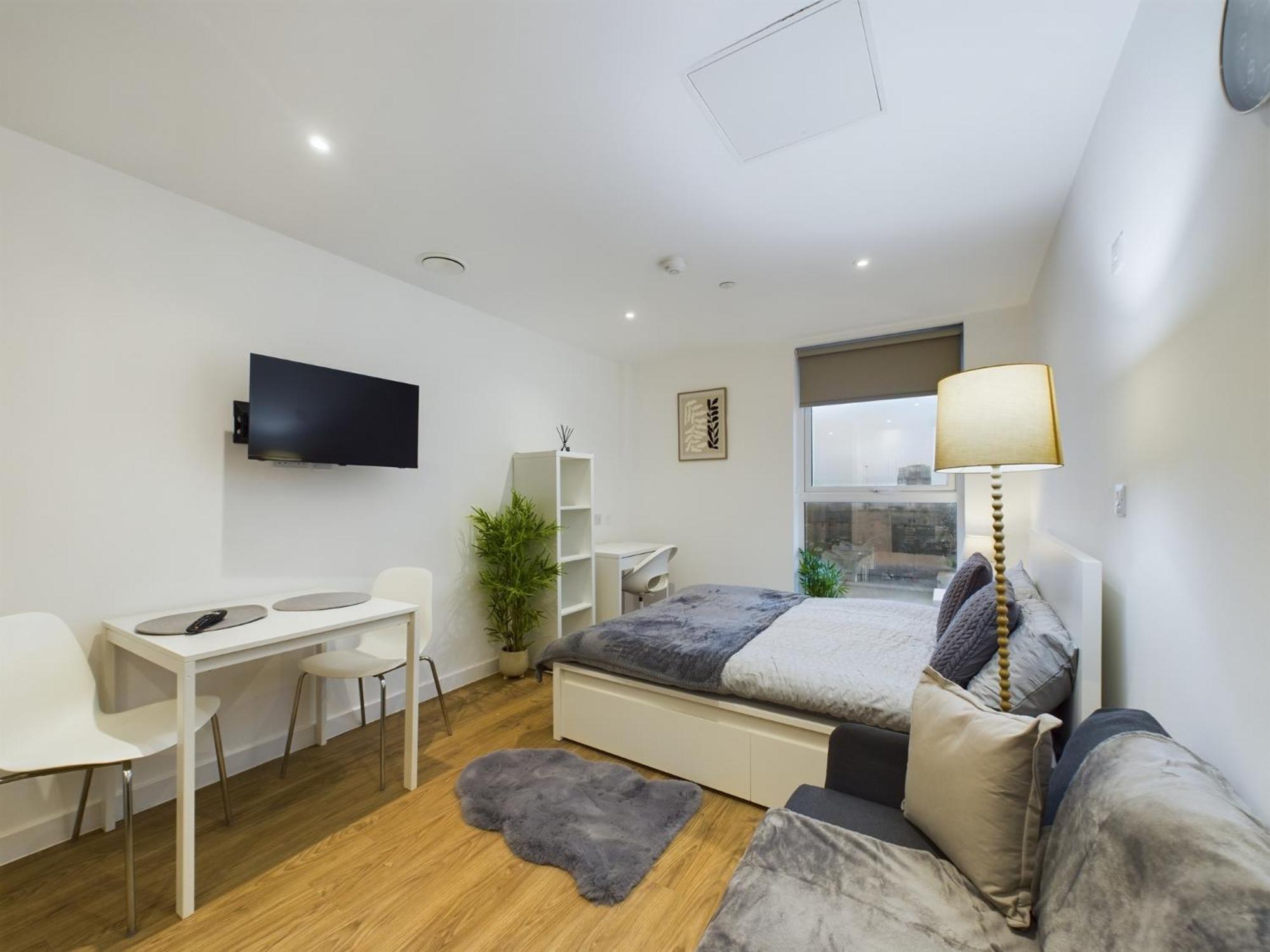 Comfortable In Cheltenham Apartment *
