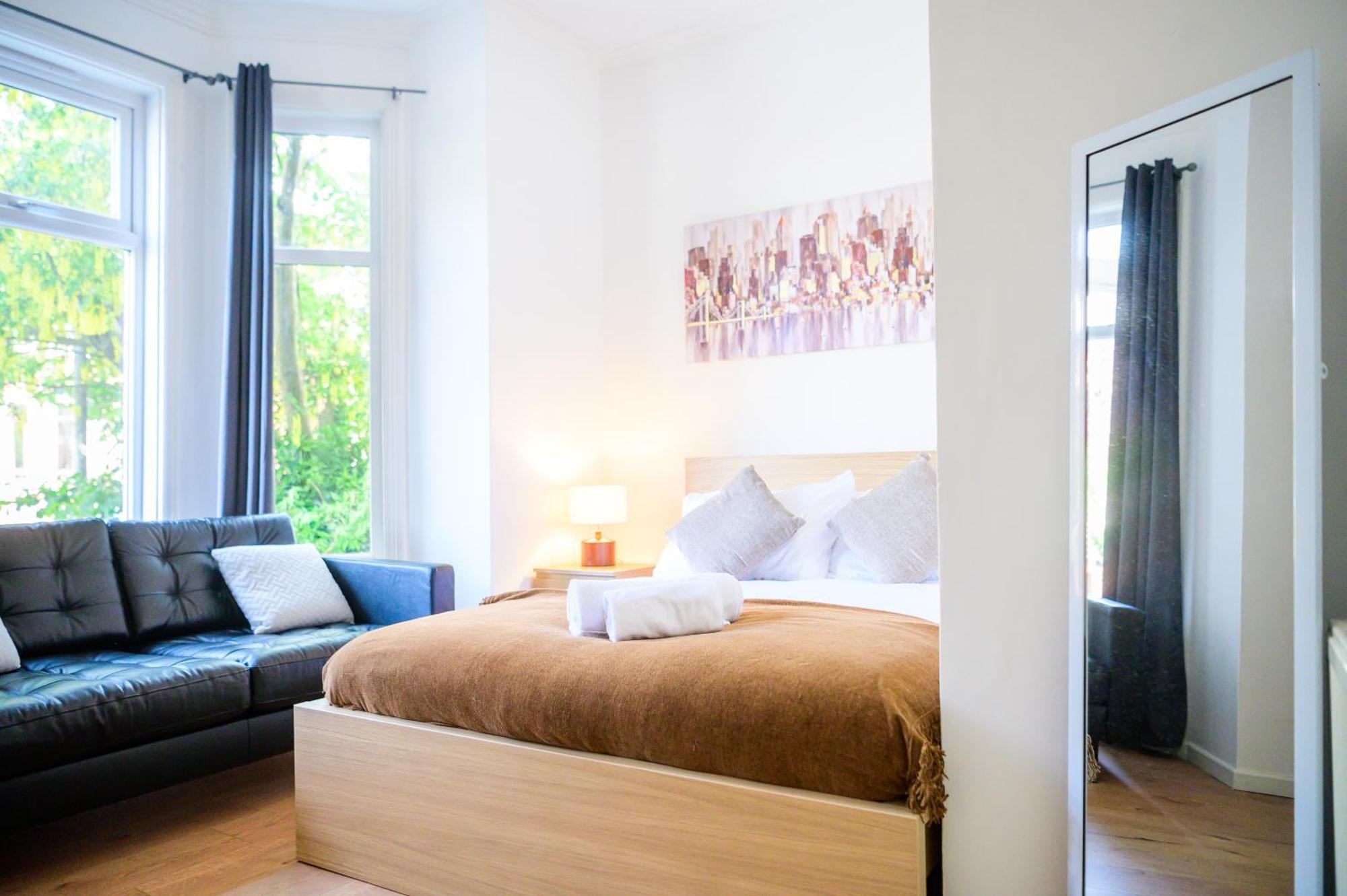Purple Blossom, Cosy 2 Bed Apartment, Near Didsbury, Free Parking * Manchester