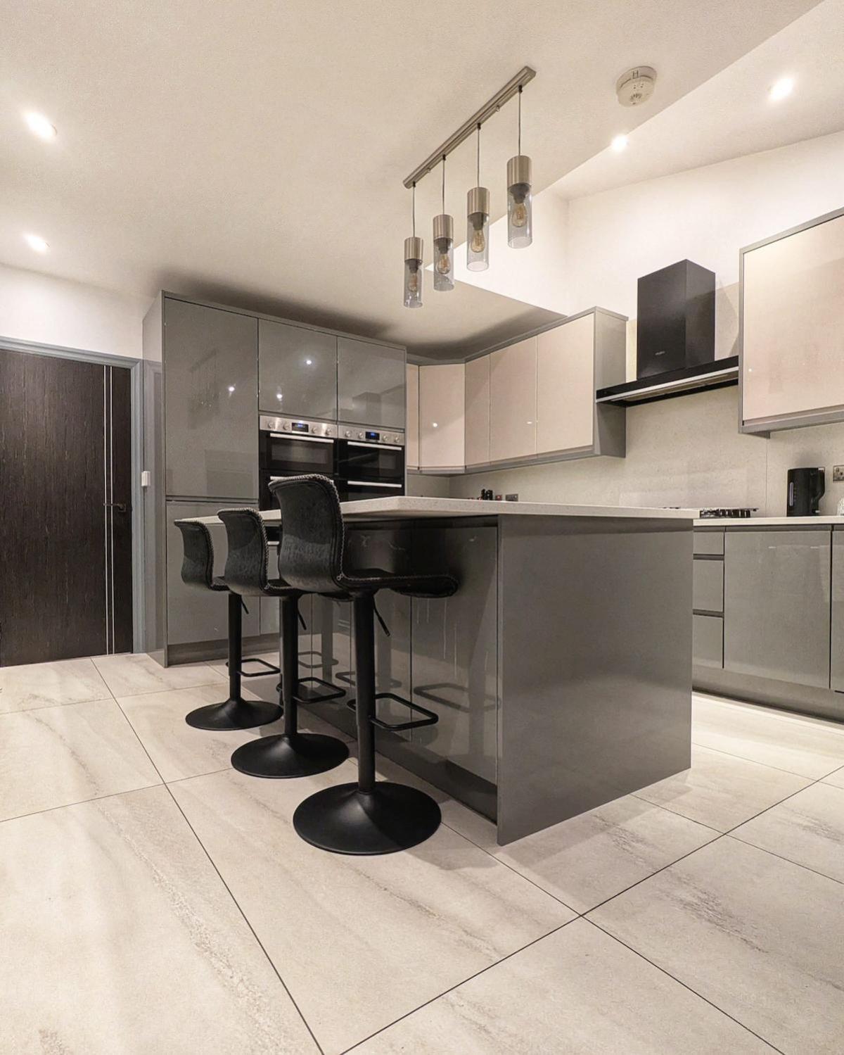 Beautiful 5 Bedroom Sleeps 12 People In *