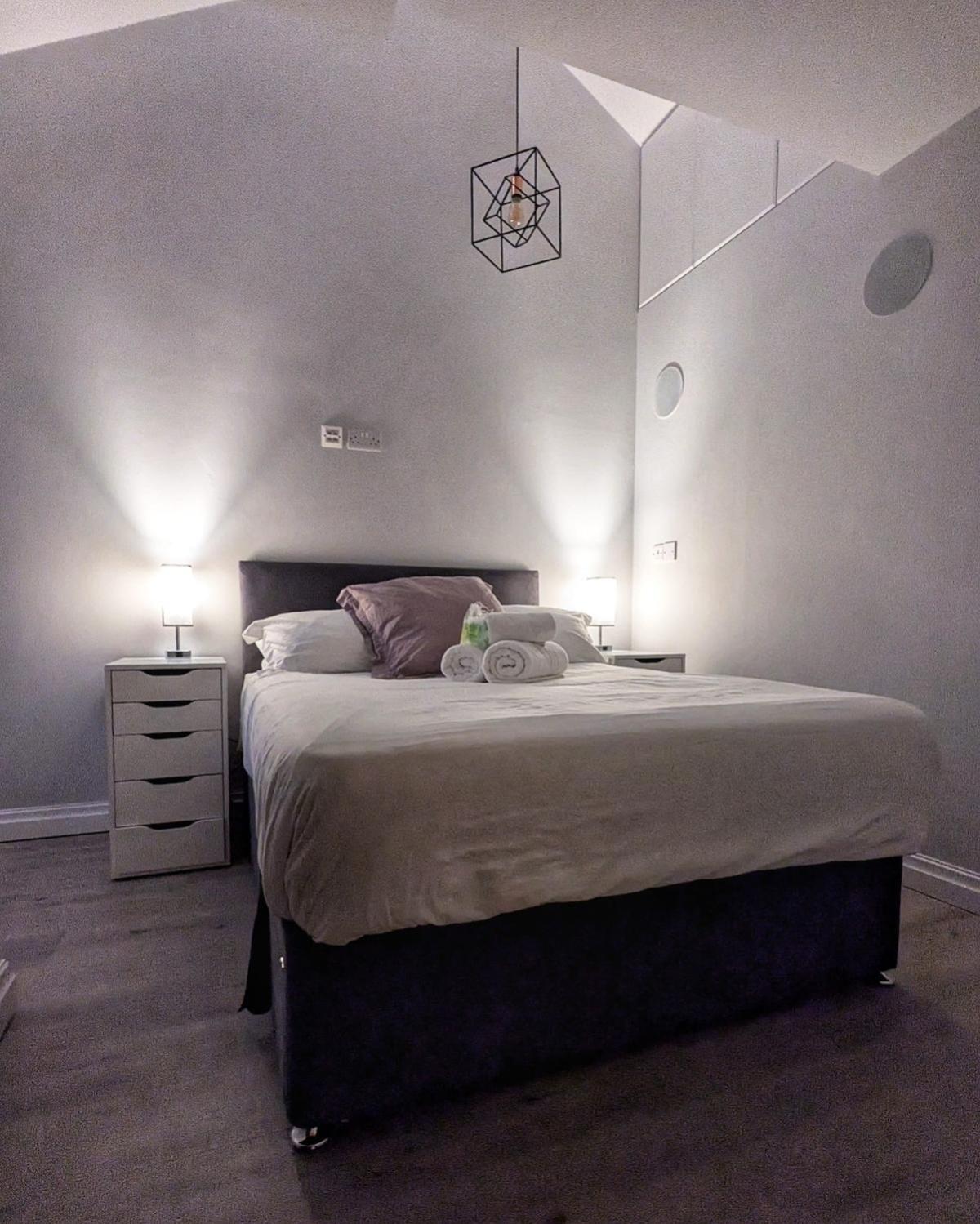 Beautiful 5 Bedroom Sleeps 12 People In