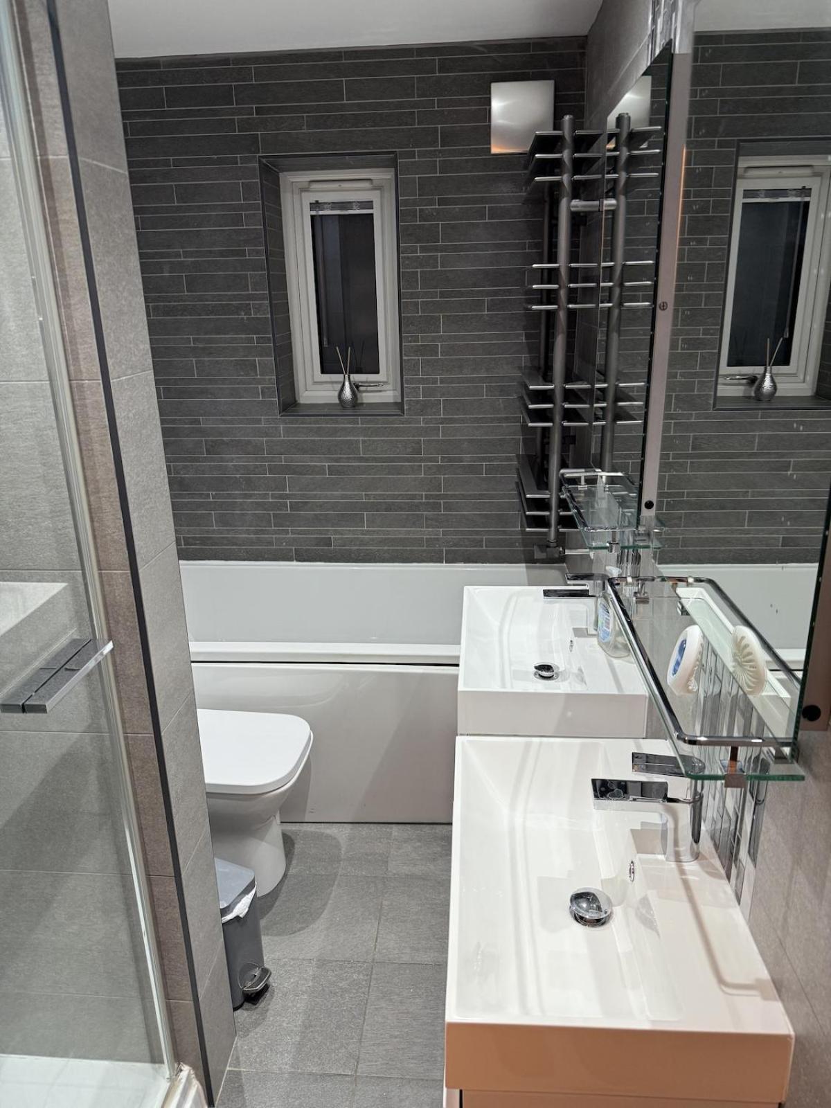 Beautiful 5 Bedroom Sleeps 12 People In Holiday home Manchester