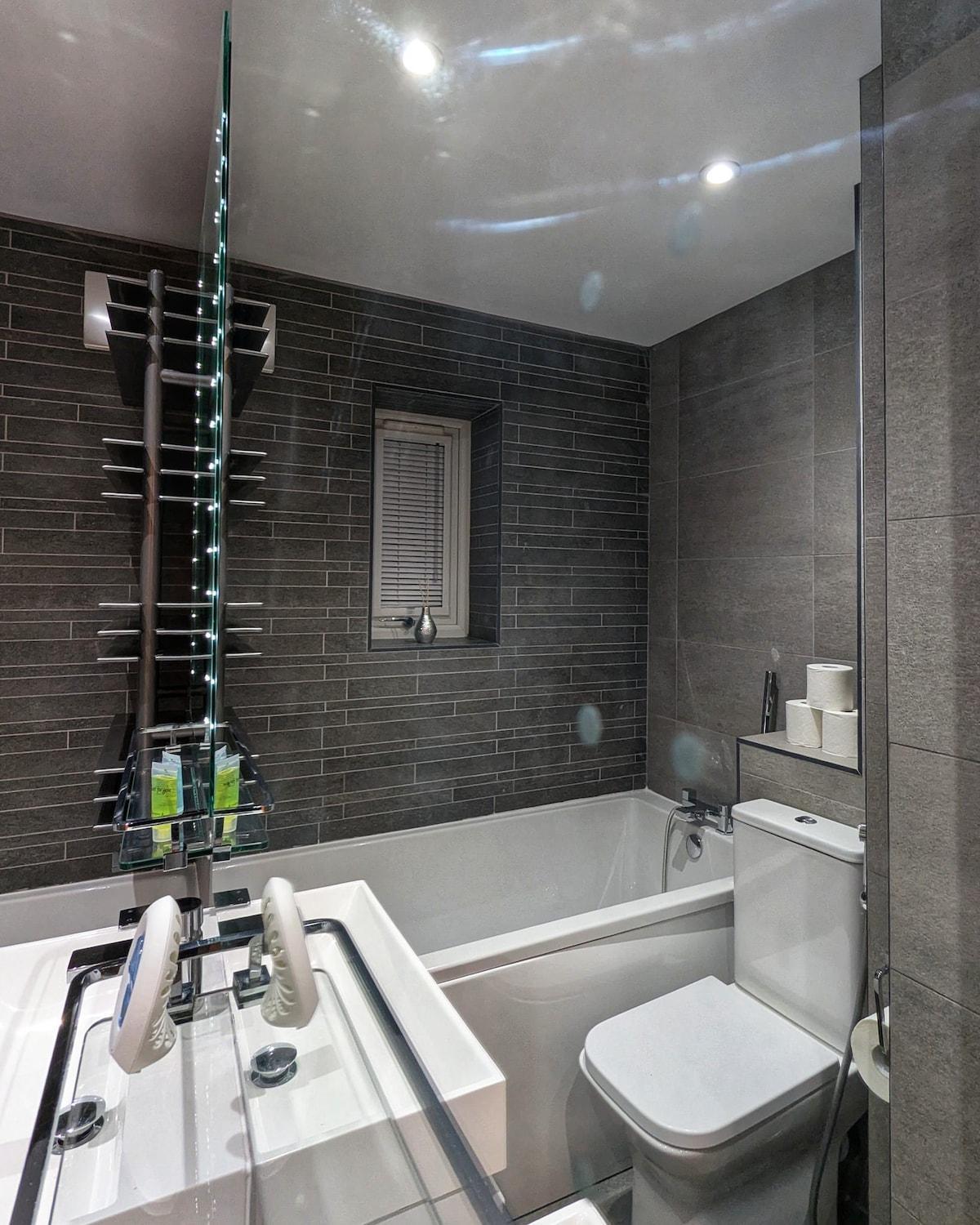 Beautiful 5 Bedroom Sleeps 12 People In *