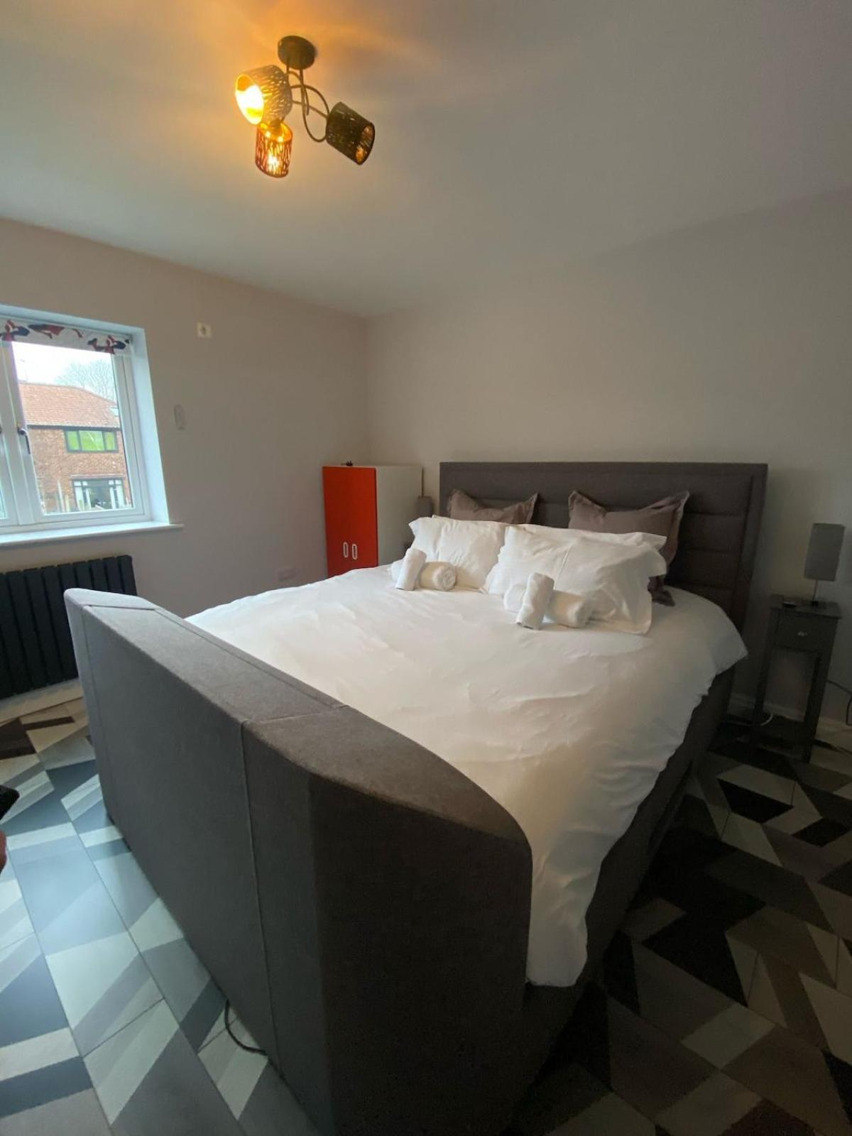 Holiday home Beautiful 5 Bedroom Sleeps 12 People In *
