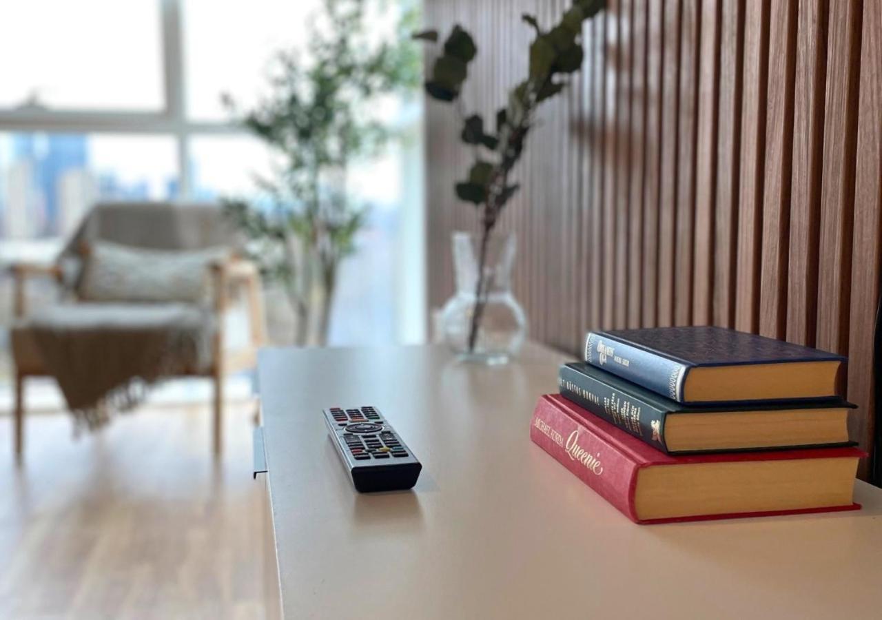 Three Bedroom Waterfront With View Apartment *