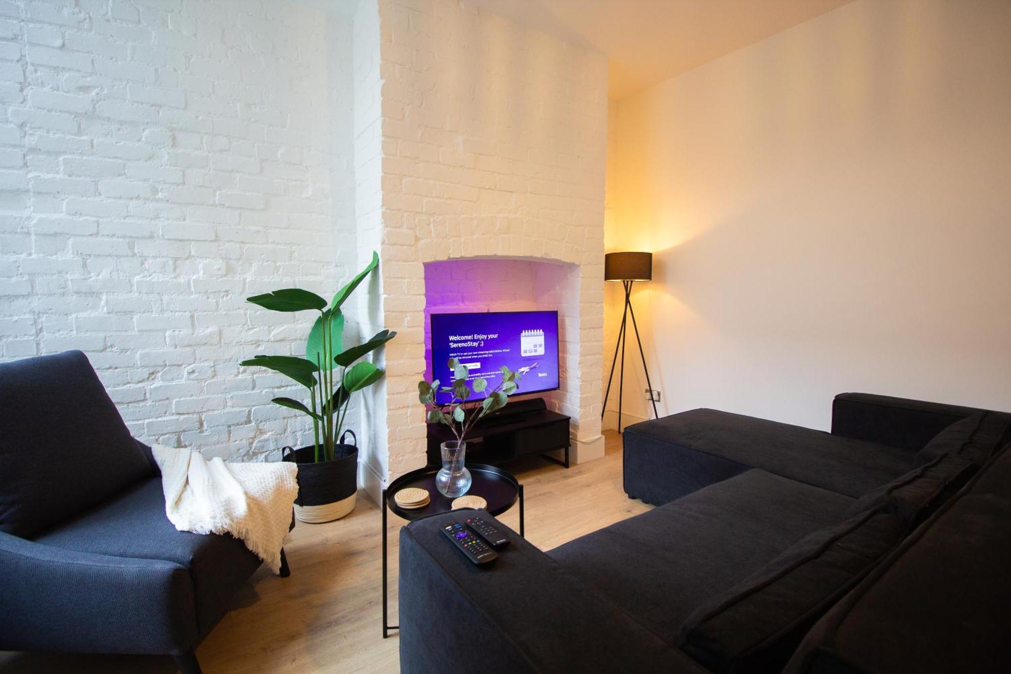 Stylish Cosy 4-bed Home, Sleeps Up To 10 With Large Sofa Bed, Near Royal Infirmary & Universities, Free Parking & Ultra-fast Wifi Holiday home