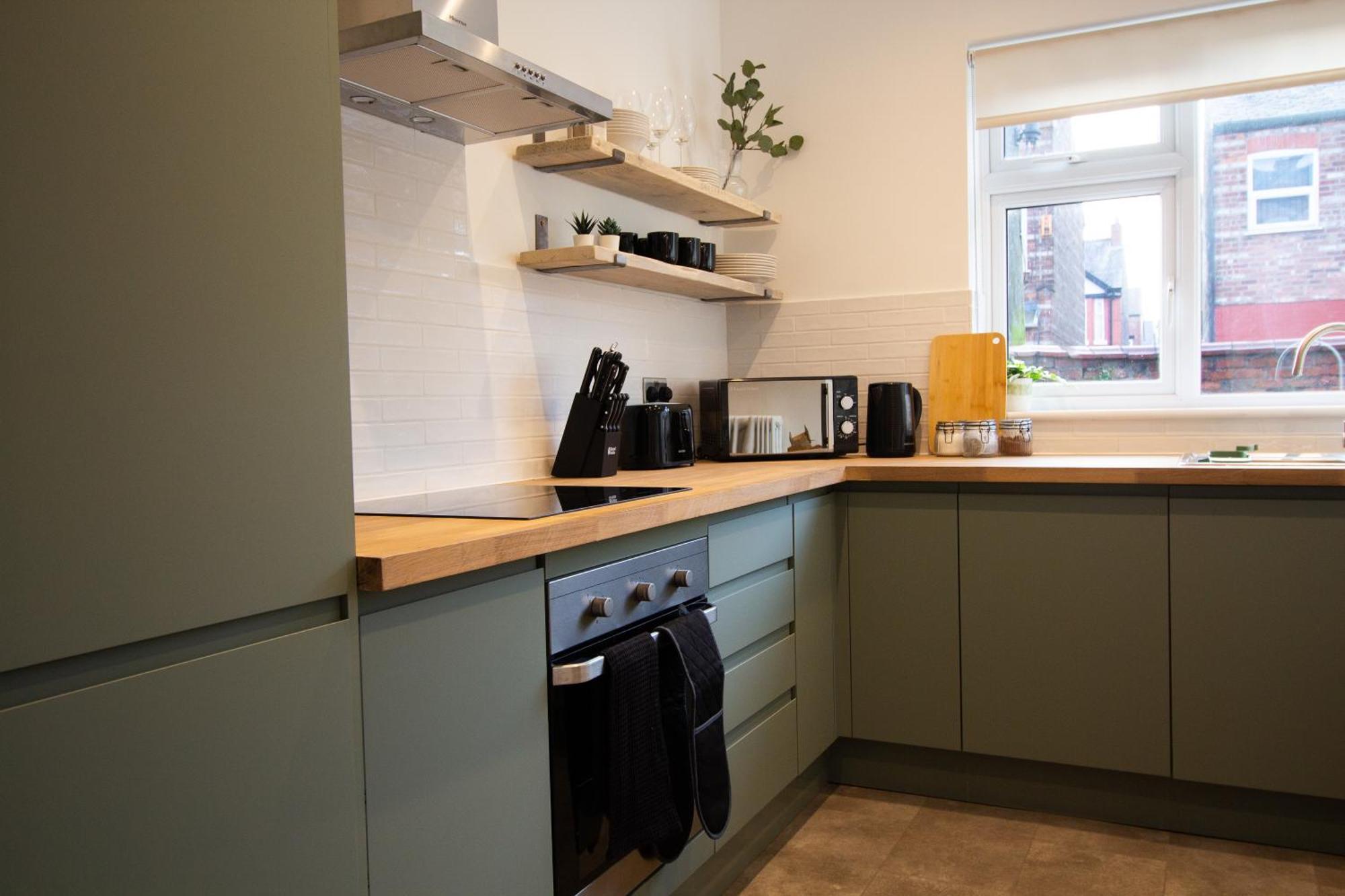 Stylish Cosy 4-bed Home, Sleeps Up To 10 With Large Sofa Bed, Near Royal Infirmary & Universities, Free Parking & Ultra-fast Wifi Holiday home *