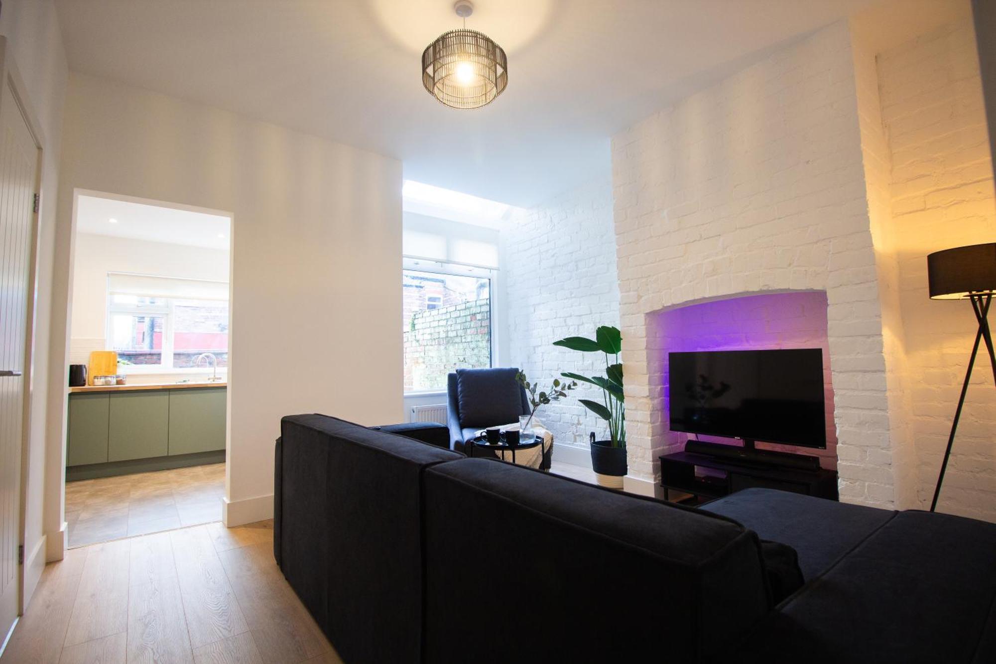 Holiday home Stylish Cosy 4-bed Home, Sleeps Up To 10 With Large Sofa Bed, Near Royal Infirmary & Universities, Free Parking & Ultra-fast Wifi *