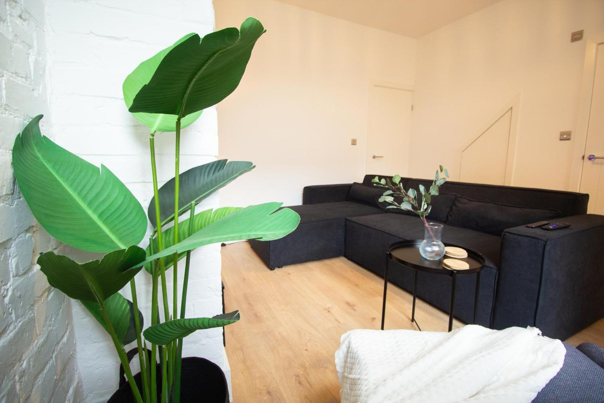Stylish Cosy 4-bed Home, Sleeps Up To 10 With Large Sofa Bed, Near Royal Infirmary & Universities, Free Parking & Ultra-fast Wifi Holiday home Manchester