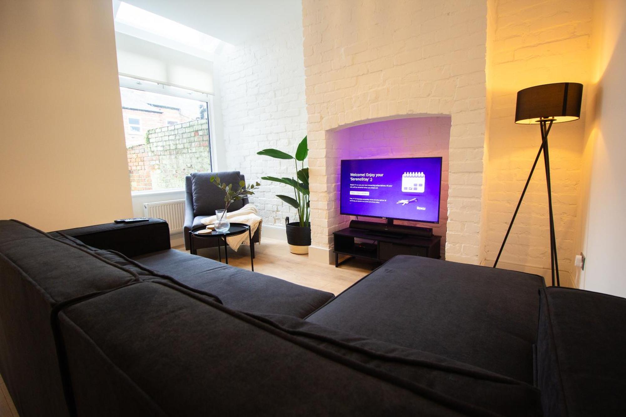 Stylish Cosy 4-bed Home, Sleeps Up To 10 With Large Sofa Bed, Near Royal Infirmary & Universities, Free Parking & Ultra-fast Wifi *