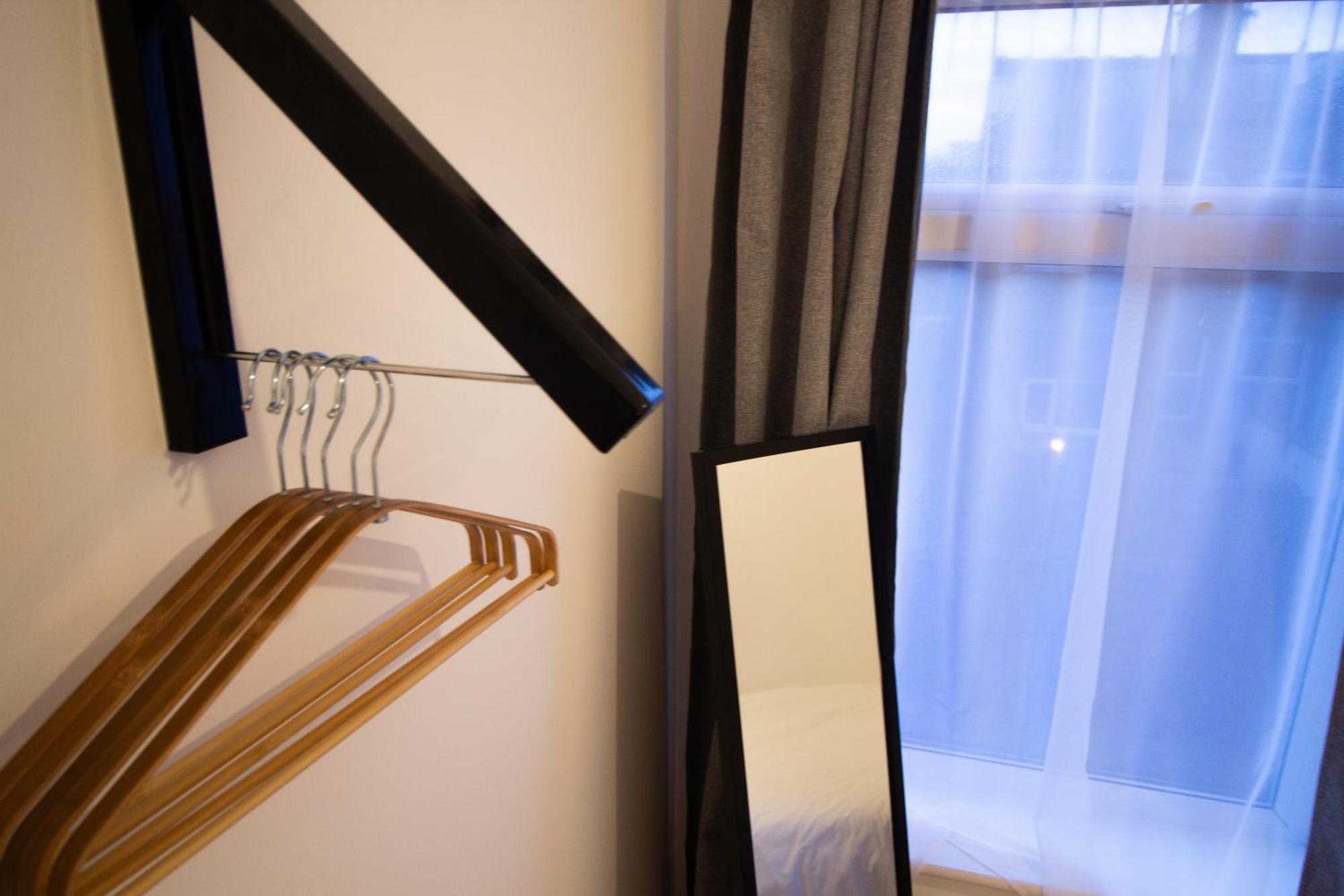 Holiday home Stylish Cosy 4-bed Home, Sleeps Up To 10 With Large Sofa Bed, Near Royal Infirmary & Universities, Free Parking & Ultra-fast Wifi