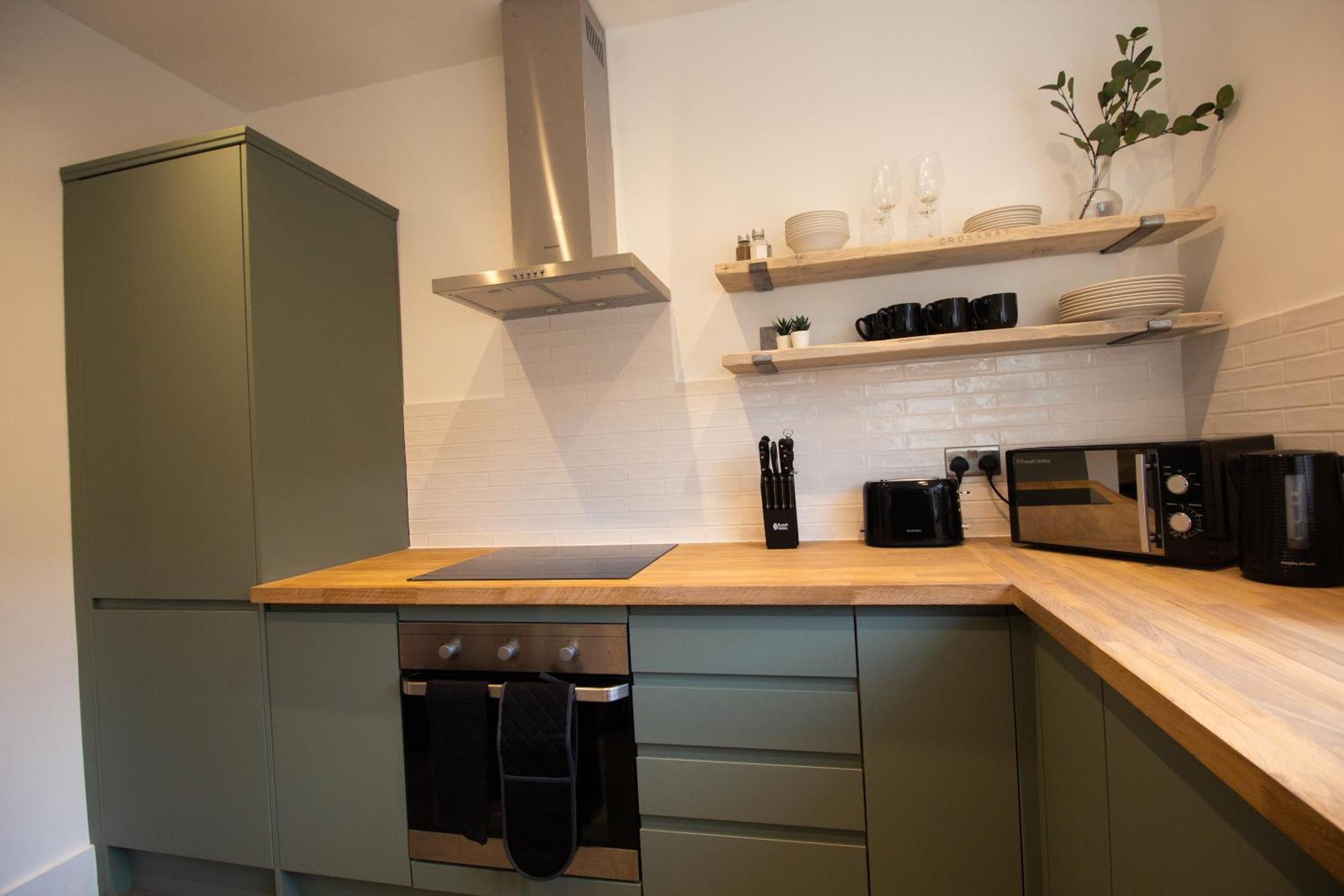 Stylish Cosy 4-bed Home, Sleeps Up To 10 With Large Sofa Bed, Near Royal Infirmary & Universities, Free Parking & Ultra-fast Wifi Holiday home *
