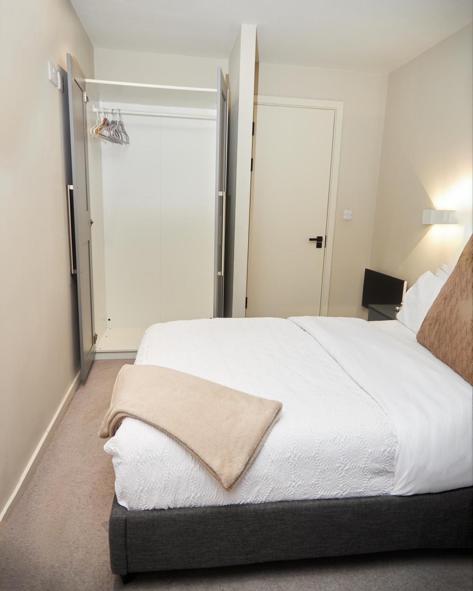 Luxury 2 Bed With Balcony Apartment *