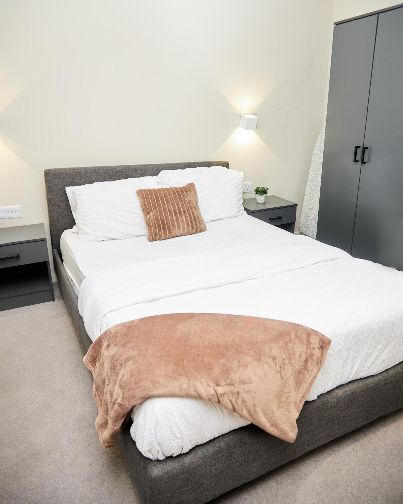 Luxury 2 Bed With Balcony Apartment *