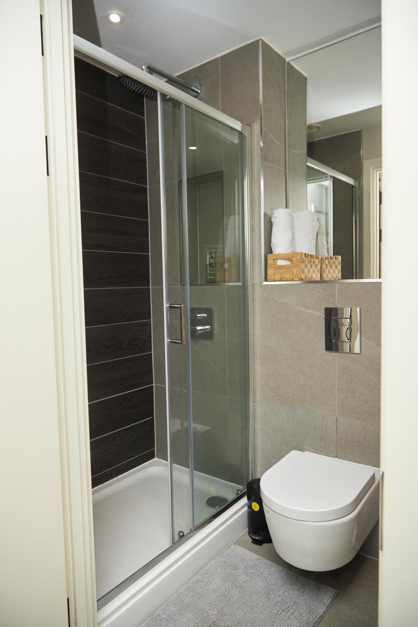 Luxury 2 Bed With Balcony Apartment *