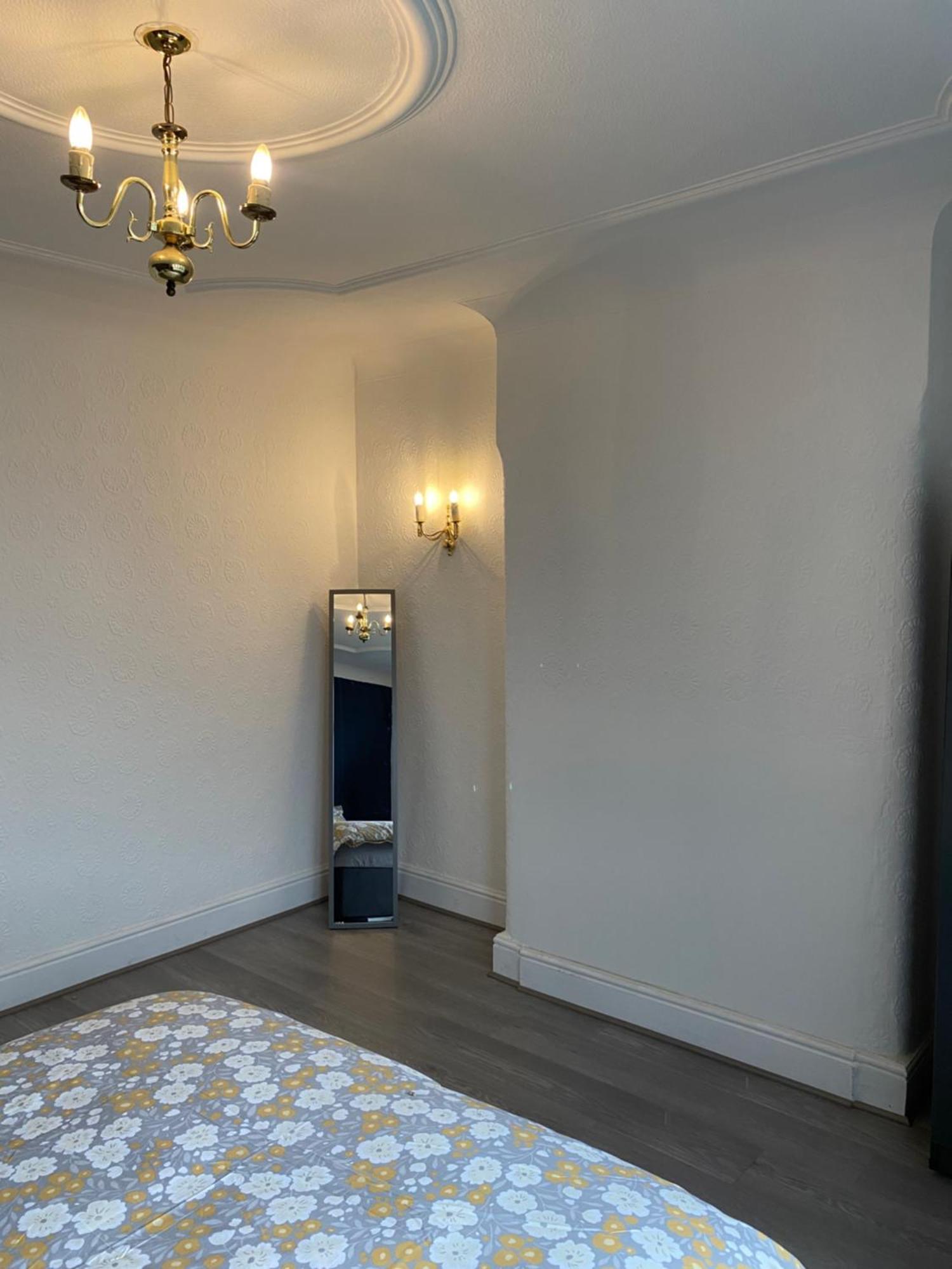Holiday home Beautiful Spacious - Private Parking - Large Garden - Great Location Manchester