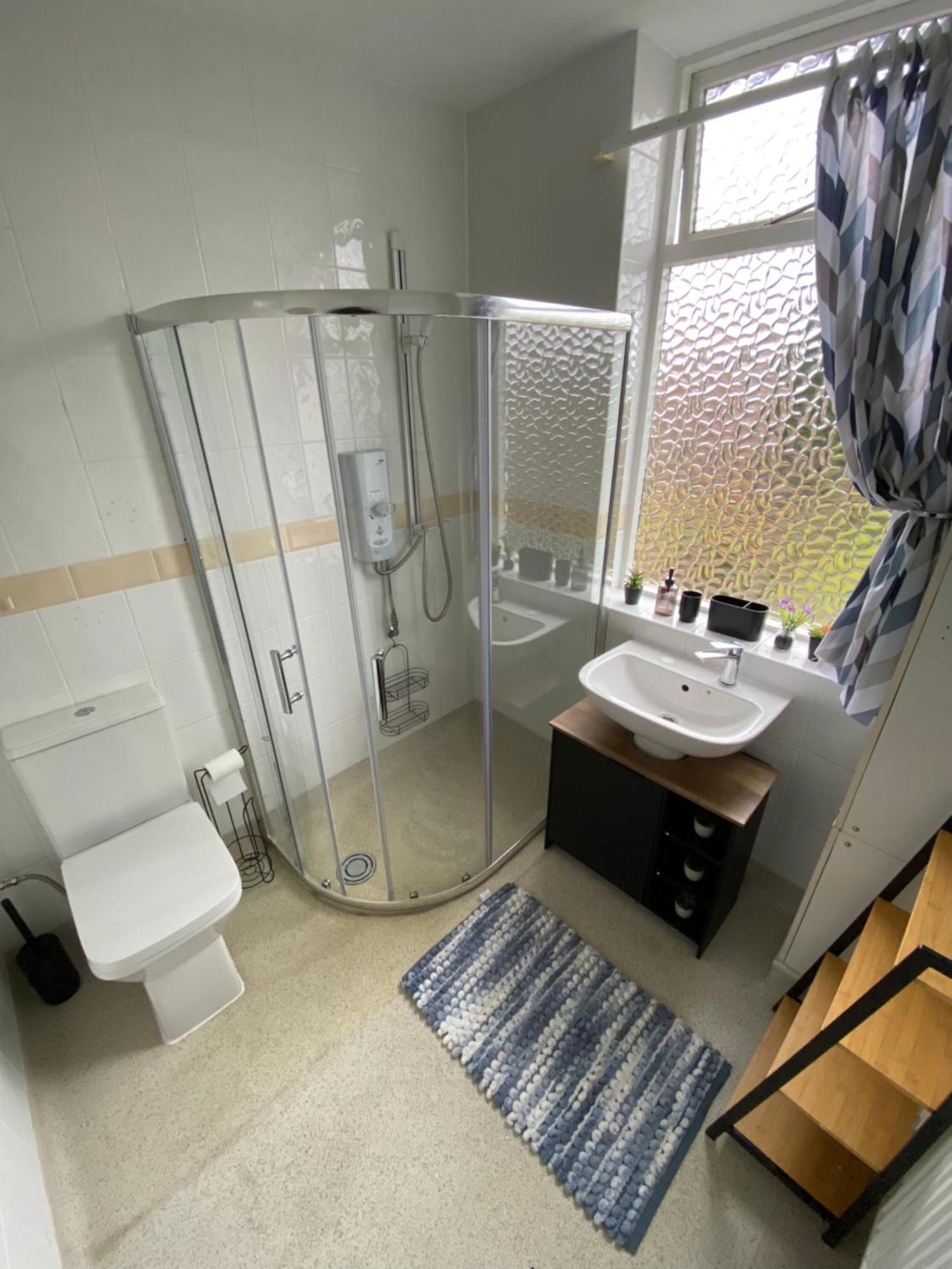 Holiday home Beautiful Spacious - Private Parking - Large Garden - Great Location *
