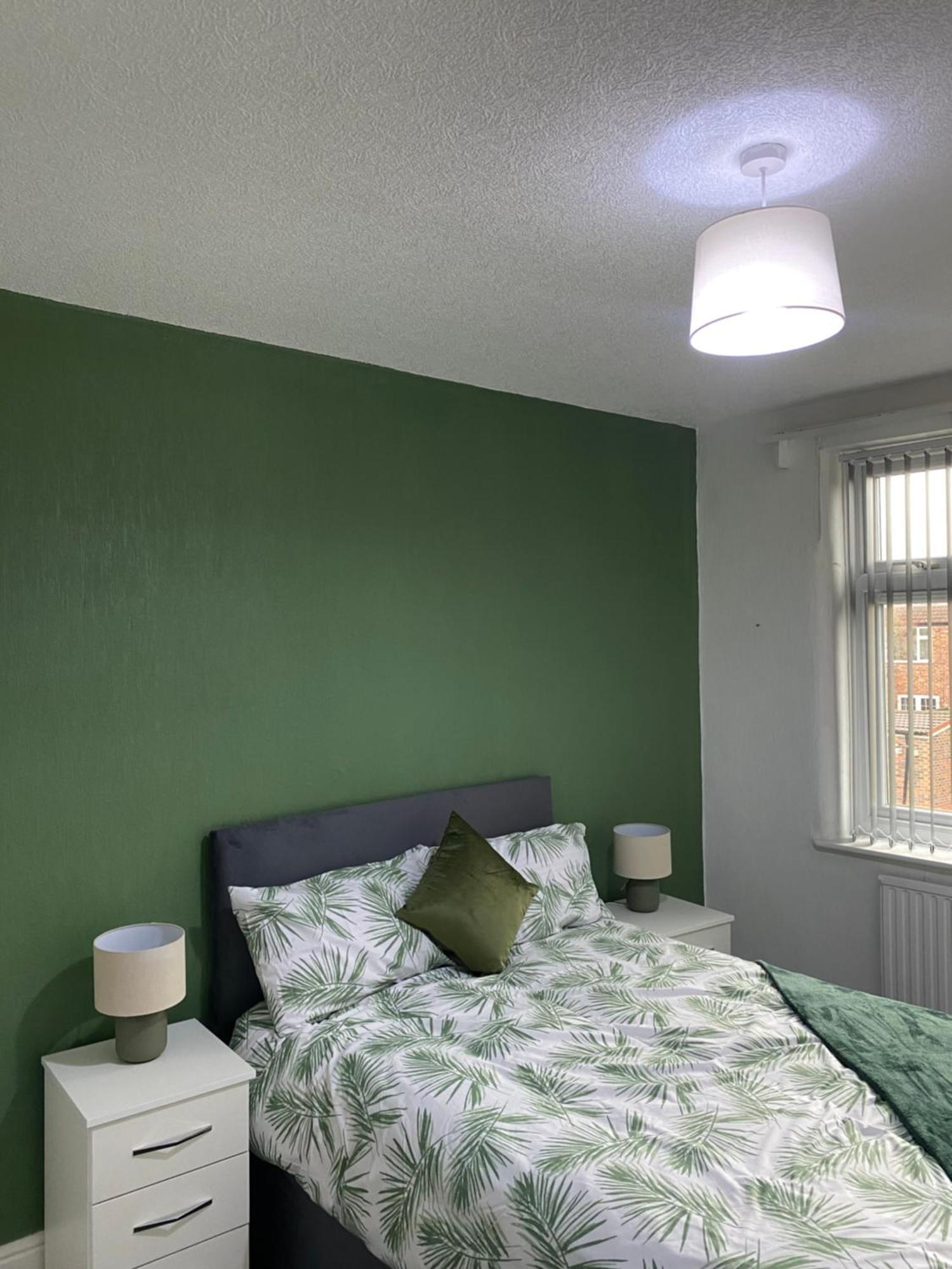 Holiday home Beautiful Spacious - Private Parking - Large Garden - Great Location *