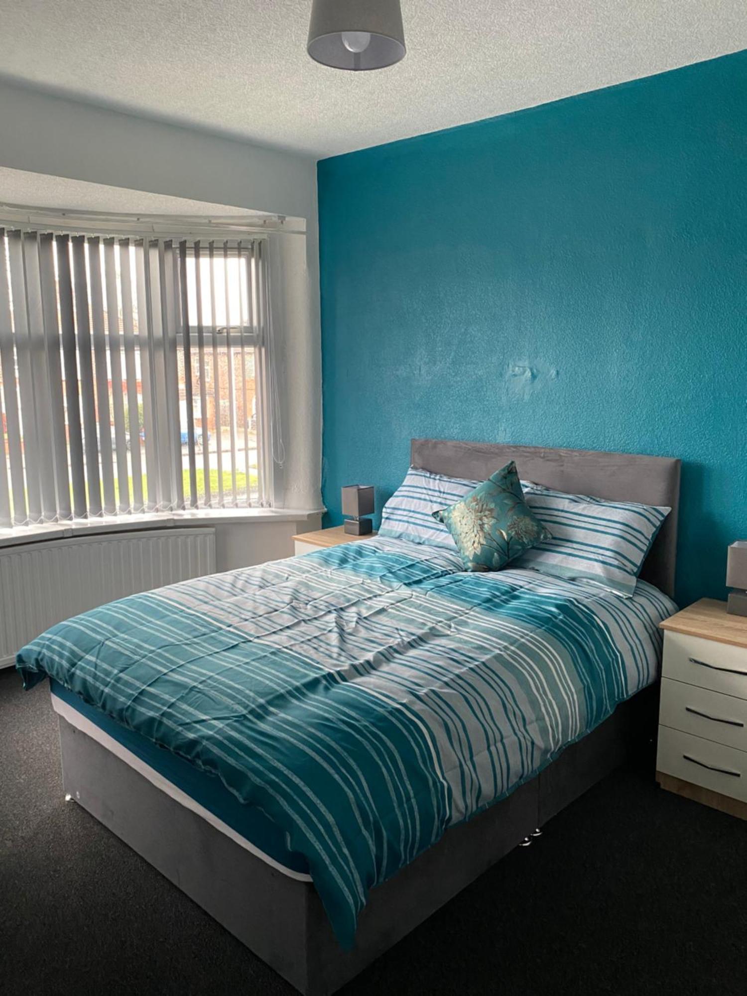 Beautiful Spacious - Private Parking - Large Garden - Great Location Holiday home Manchester