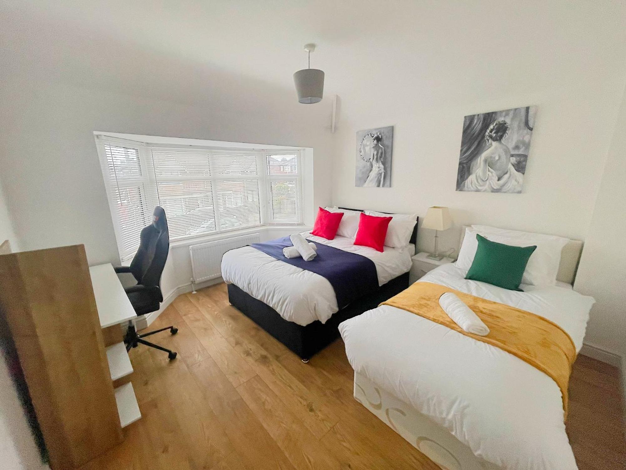 Betahouse -3br -pool Table -free Parking -spacious Manchester