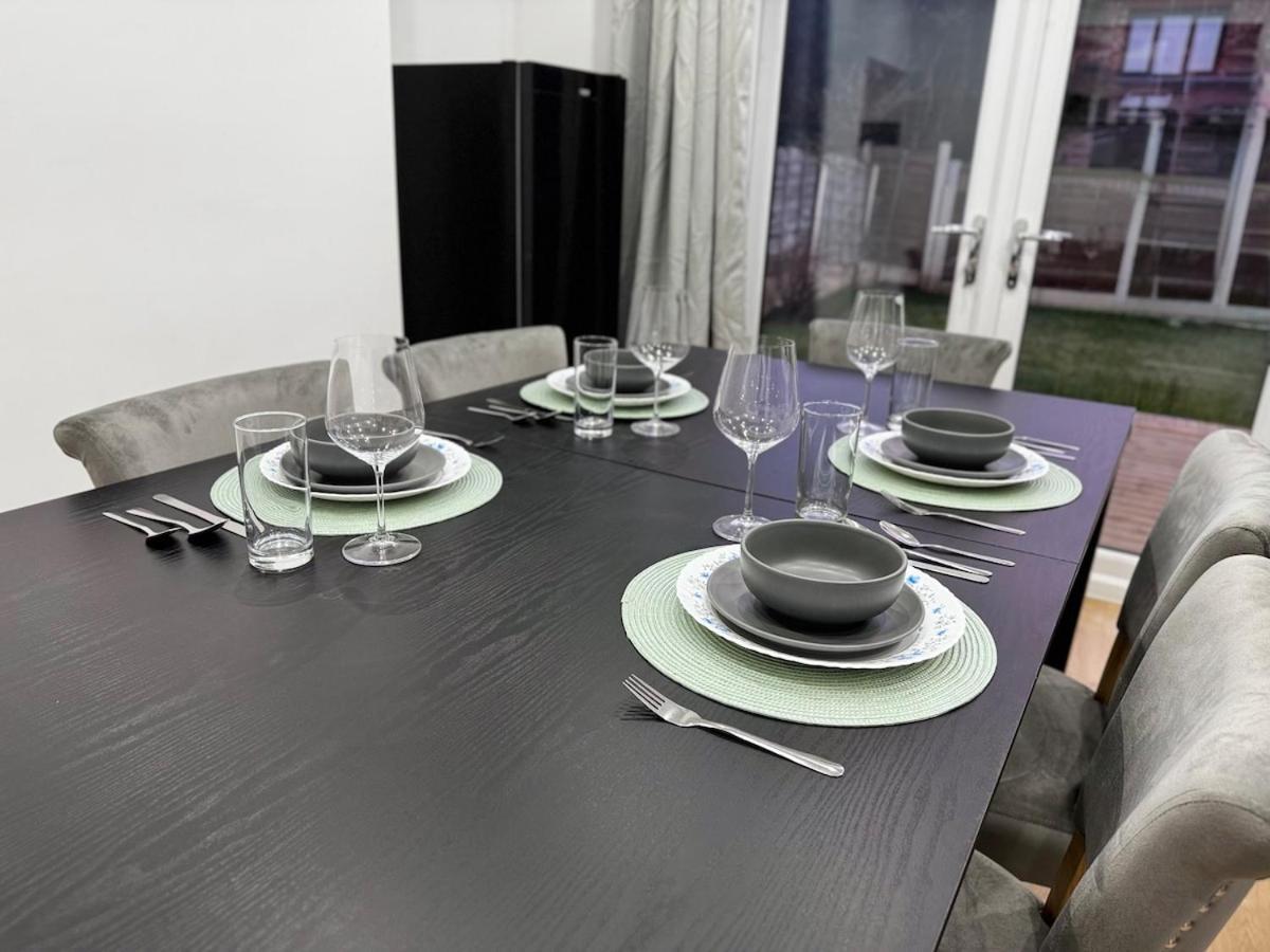 Betahouse -3br -pool Table -free Parking -spacious Apartment Manchester