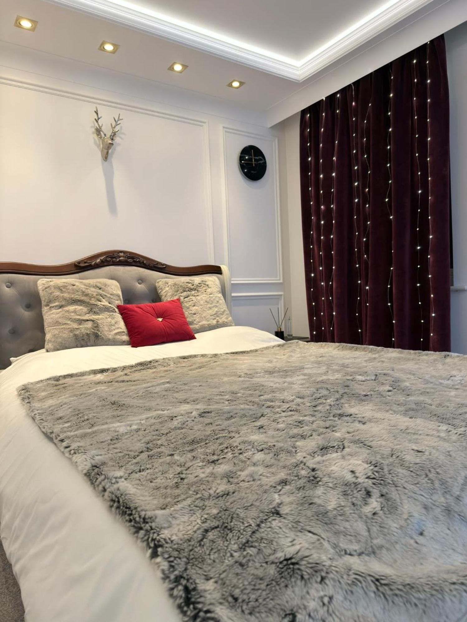 Private Bedroom In Unique Luxury House, Salford, *