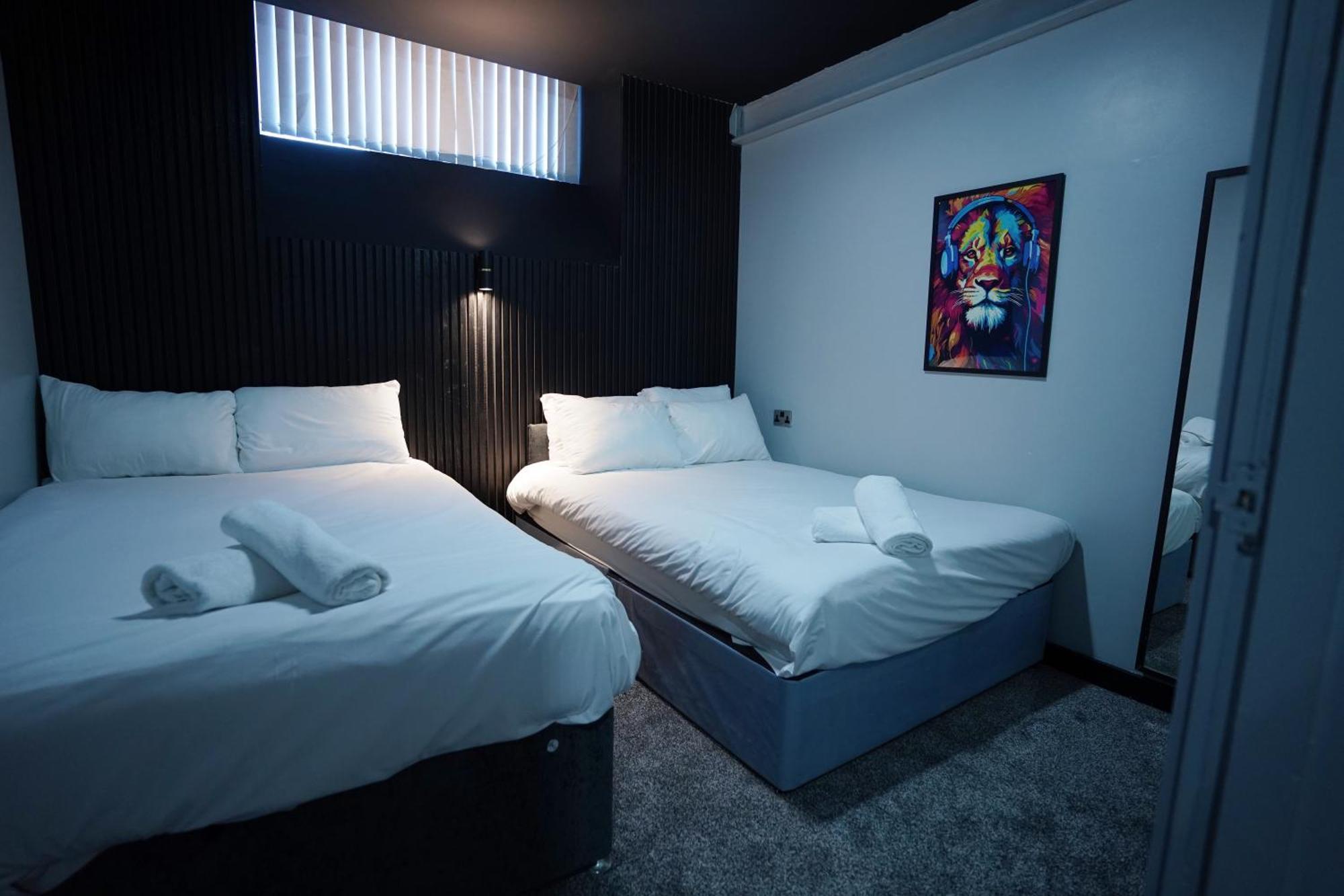Nero Sleeps Fourteen Apartment Manchester