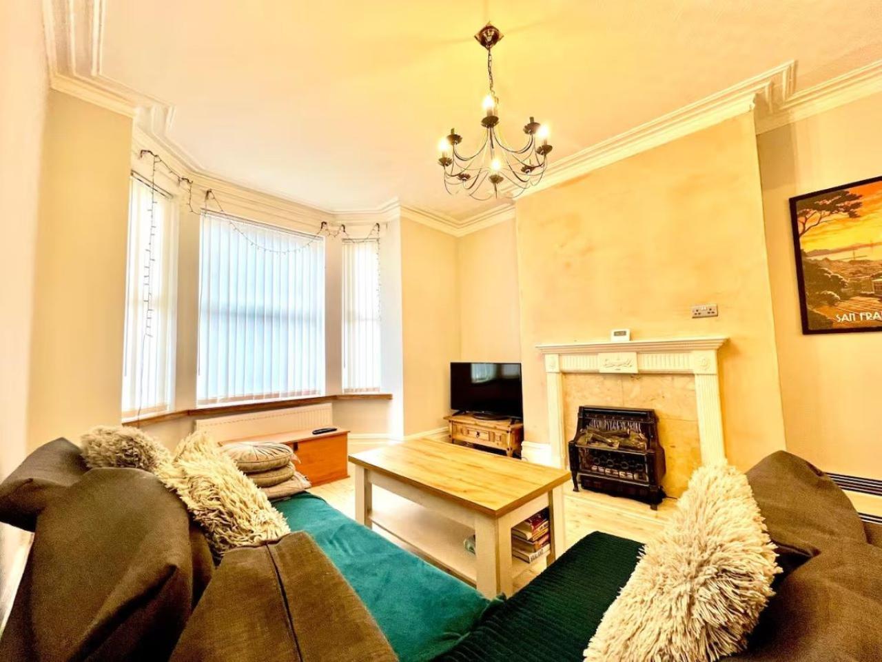 Coop Arena, Etihad & Center! Spacious! Luxurious Entire Home, Sleep 4 Holiday home Manchester