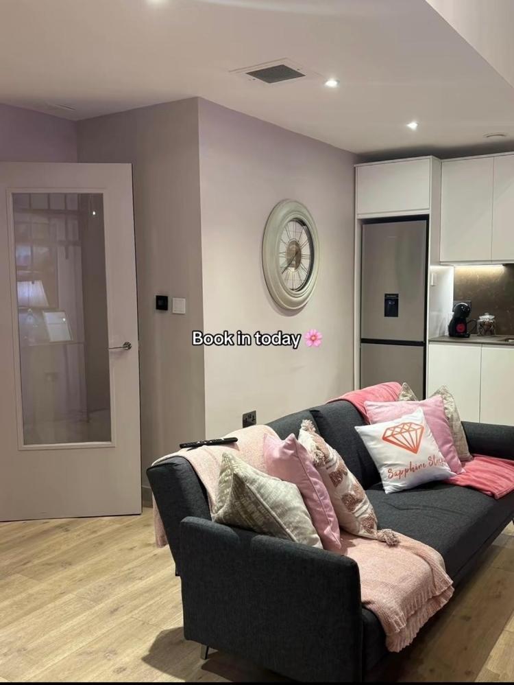 Apartment Pretty Pink Posh Penthouse *