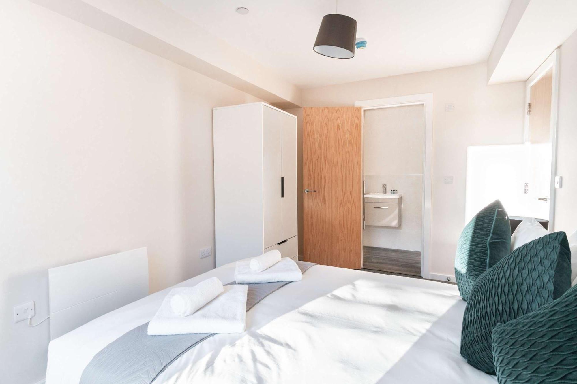 Fabulous 2 Bedroom Apartment *