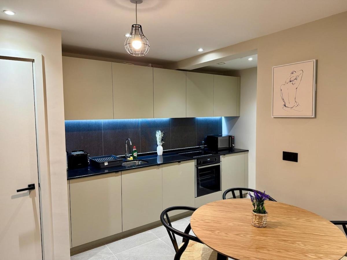 Newly Built 2br-2bath With Balcony In Mcr-sleeps4