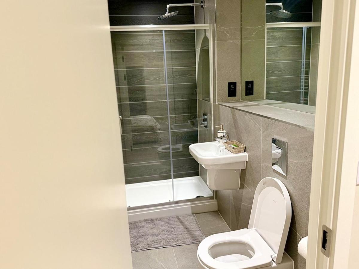 Newly Built 2br-2bath With Balcony In Mcr-sleeps4 *