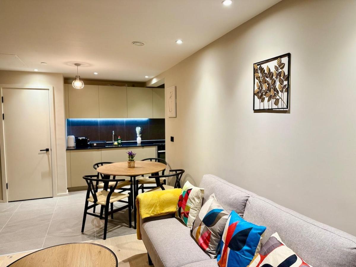 Newly Built 2br-2bath With Balcony In Mcr-sleeps4 Apartment *